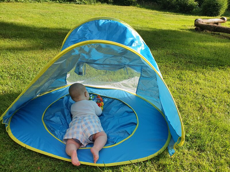 Pludmales telts ar saules aizsardzību un baseinu